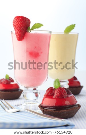 Strawberries and banana smoothies with raspberry cakes