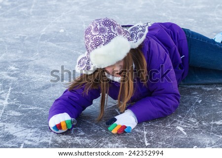 Little girl fell to the ice