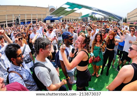 BARCELONA - JUN 12: MO (band) sings in the crowd at Sonar Festival on June 12, 2014 in Barcelona, Spain.
