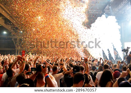 BARCELONA - JUN 19: Crowd in a concert, while throwing confetti from the stage at Sonar Festival on June 19, 2015 in Barcelona, Spain.