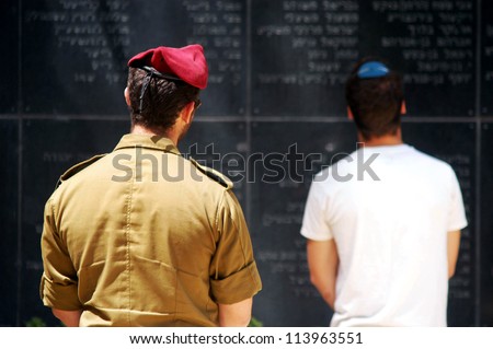 JERUSALEM-APRIL 23:Israeli soldiers reads names of fallen soldiers during the Israeli Remembrance Day on April 23, 2007 in Jerusalem, Israel.The day commemorates the deaths of Israeli soldiers at wars