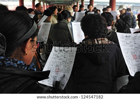 BEIJING-MARCH 15:Chinese people are singing at the Temple of Heaven park on Mar 15 2009 in Beijing, China.It\'s the most popular park in Beijing used by thousands of people for sport and leisure daily