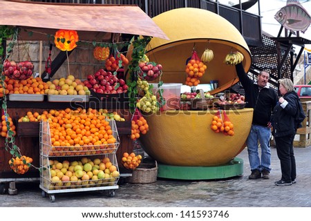 ACRE,ISR - DEC 13:Fresh citrus fruit stand on Dec 13 2009.Israel exported mostly citrus fruit at it\'s establishment in 1948, today Agricultural exports make up only 2% of Israel\'s total exports.