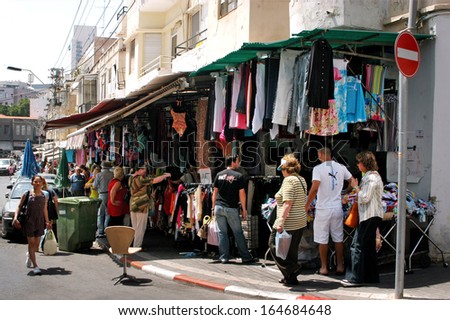 TEL AVIV - MAY 25:Bezalel Market on May 25 2006.  It\'s a famous little clothes and home appliances market, of leftovers of famous brands that sellers are stuck with and where bargains can be found.