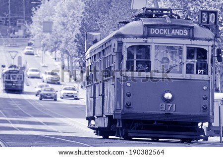 MELBOURNE, AUS - APR 14 2014:Melbourne tramway on La Trobe St.It\'s the largest urban tramway network in the world, consisted of 250 km (155.3 mi) of track, 487 trams, 30 routes and 1,763 tram stops