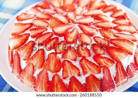 Cake from strawberries and pancake base