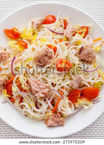 Rice noodle salad with tuna fish and cherry tomatos