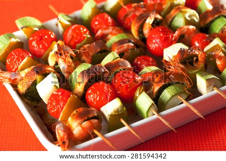 Shrimps and vegetables skewers