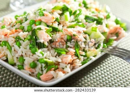 Rice salad with salmon, cucumbers, peas and spring onion, one portion
