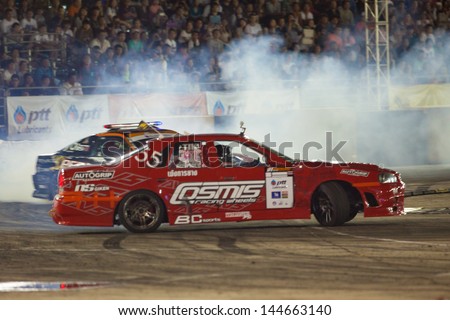 NONTHABURI THAILAND-JUNE 30 : Battle lap of two drift drivers at night time in D1 Grand Prix Series Thailand Professional Drift on June 30, 2013 in Nonthaburi, Thailand.