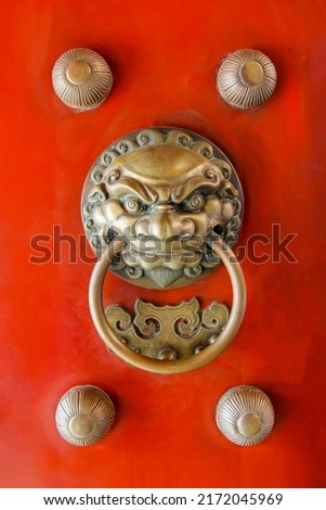 The red old door in front of Buddha Tooth Relic Temple, Singapore. Сток-фото © 