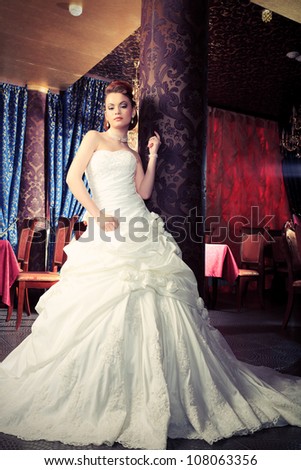 Beautiful bride in a luxurious restaurant. Vintage style.