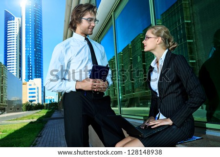 Business people are talking together in the big city.