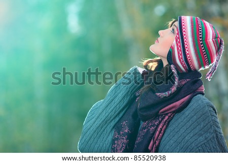 Beautiful young woman at the autumn park.