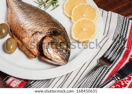 Grilled fish with rosemary, lemon and white wine