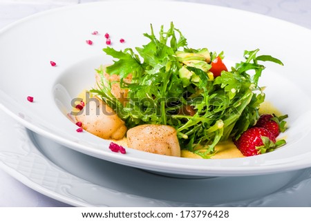 Warm salad with scallop, arugula, avocado and sweet sauce