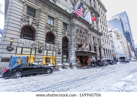 NEW YORK CITY - JAN 3: A fast-moving snowstorm arrived in the New York area.The chilly weather and falling snow caused many troubles to the New Yorkers, January 3, 2014 in Manhattan, New York City