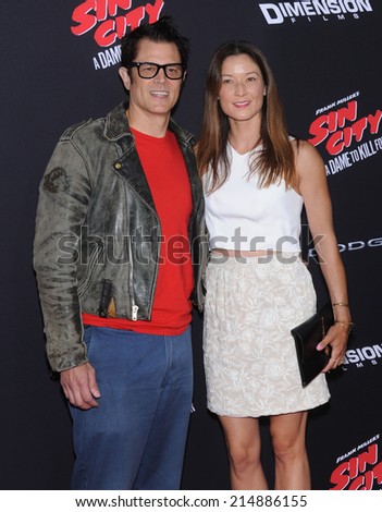 LOS ANGELES - AUG 20:  Johnny Knoxville & Naomi Nelson arrives to the \
