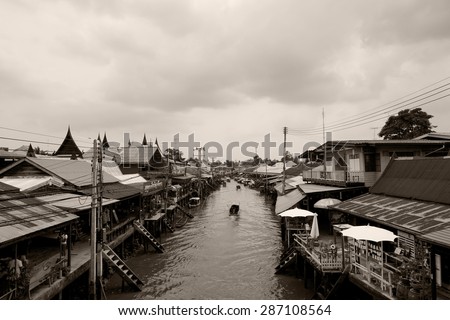 Amphawa, Thailans - June 1: Amphawa market canal in old effect process, The most famous of floating market and cultural tourist destination on June 1, 2015 in Amphawa, Thailand