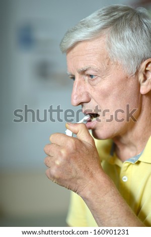 older man feels pain in the throat