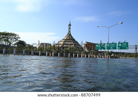 BANGKOK-NOV 13 : Water flood near National memorial during the worst flooding in decades on November 13,2011 Bangkok, Thailand.