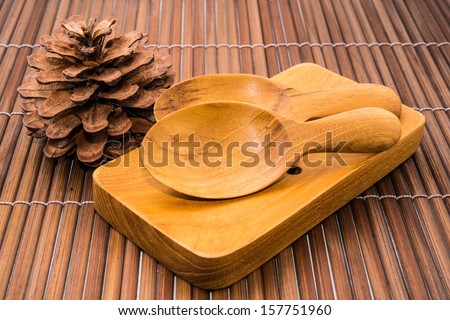 wood spoons on wood dish