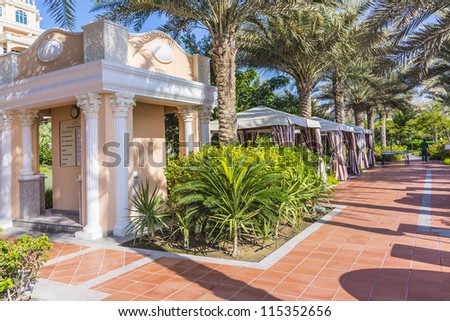 DUBAI, UAE - SEPTEMBER 29: Kempinski Hotel and Residences (129 luxury suites, penthouses and villas) on man-made island of Palm Jumeirah at September 29, 2012 in Dubai, United Arab Emirates. Garden.