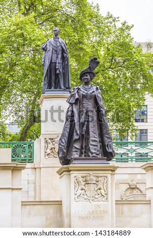 LONDON - MAY 30: View of Bronze Statue of Queen Elizabeth (wife of King George VI) and Statue of King George VI on the Mall, on May 30, 2013 in London. King George VI Memorial.