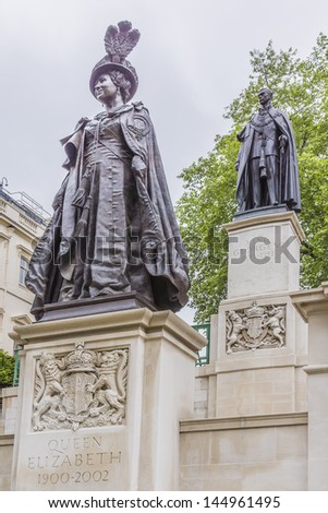 LONDON - MAY 30: View of Bronze Statue of Queen Elizabeth (wife of King George VI) and Statue of King George VI on the Mall, on May 30, 2013 in London. King George VI Memorial.