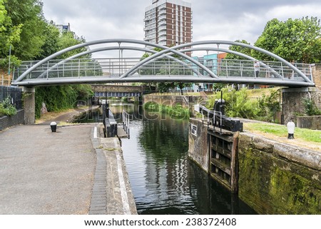 Regent\'s Canal. London, England. The Regent\'s Canal forms a junction with the old Grand Junction Canal at Little Venice, a short distance north of Paddington Basin.