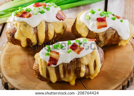 baked potato with cheese and sauce