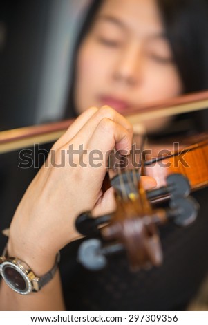 violinist playing violin musics in studio school