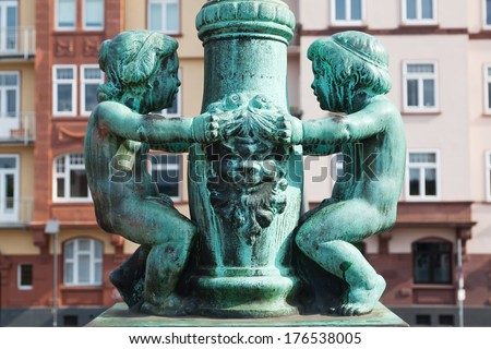 bronze sculpture of two babies at an old street lamp in Frankfurt, Germany