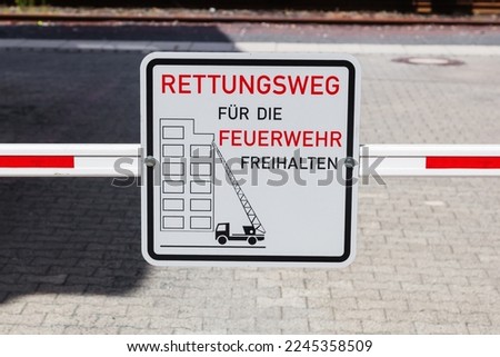 Foto Bild Torschild. Deutscher Text: Privat Kein Durchgang