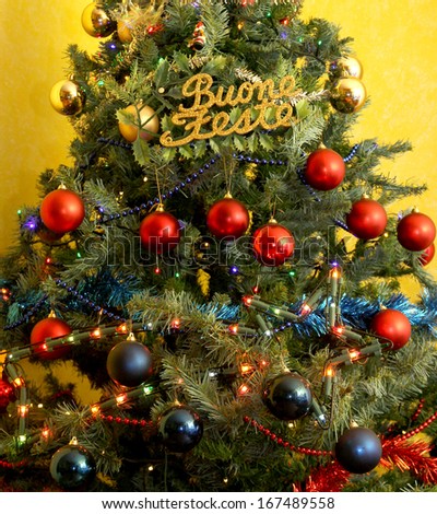 Christmas tree with written happy holidays in Italian