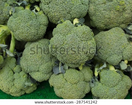 Broccoli lined up in the fruit and vegetable shop