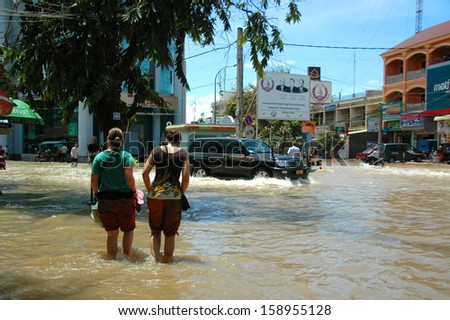SIEM REAP, CAMBODIA - OCTOBER 5: Cambodians in Siem Reap live in big flood situation on Oct 5, 2009 in Siem Riep, Cambodia.