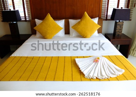 Yellow bed set