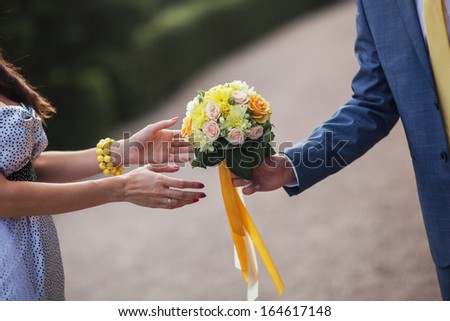 Male hand give a woman a bouquet of flowers