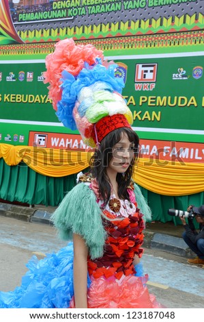 TARAKAN, INDONESIA - DEC 23, 2012 : beautiful young woman with costumes from old plastic bags in celebration 2nd Tarakan Cultural Carnival on Dec 23, 2012  in Tarakan, Indonesia