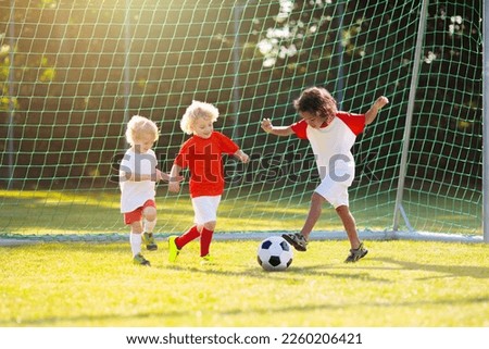 Similar – Foto Bild süßer kleiner Junge spielt und eine glückliche Zeit hat