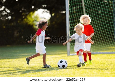 Similar – Foto Bild süßer kleiner Junge spielt und eine glückliche Zeit hat