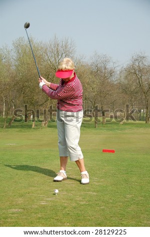 female golfer teeing off