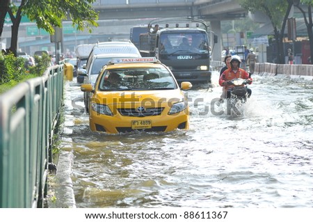 BANGKOK, THAILAND -NOVEMBER 9: Heavy flooding from monsoon rain in Ayutthaya and north Thailand arriving in Bangkok on NOVEMBER 9, 2011 in Bangkok, Thailand.