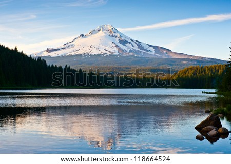 Trillium lake mount hood scene , oregon , USA