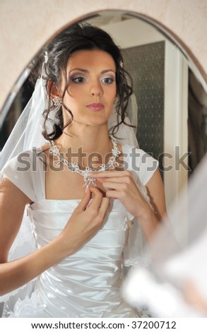 The bride before a mirror