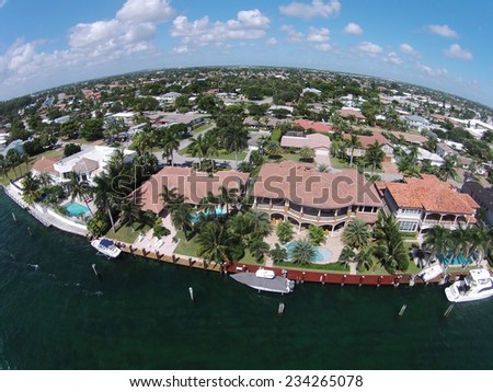 Aerial view of luxury waterfront homes in Florida