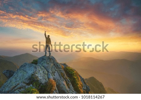 Similar – Foto Bild Tourist, der auf einem Hügel steht und eine wunderbare Landschaft betrachtet