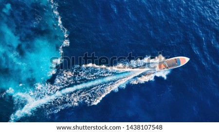 Foto Bild Boot schwimmt auf dem Meer in der Nähe des Ufers mit grünen Pflanzen