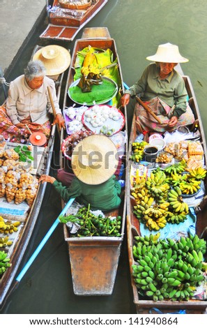 DAMNOEN SADUAK, THAILAND - MARCH 05 : Floating markets on March 5, 2013 in Damnoen Saduak, Thailand. Until recently, the main form of trade, now mostly a tourist attraction.